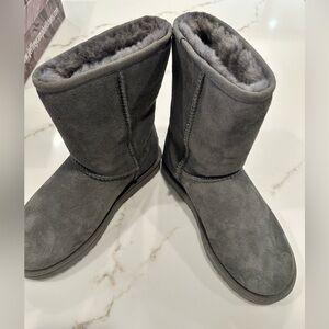 UGG Classic Short Gray Shearling Boots Women’s Size 8